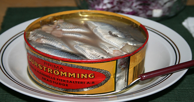 Món cá trích Baltic lên men Surströmming (cá thối Surströmming) là một đặc sản của Thụy Điển. Ảnh: Pinetribe.com.