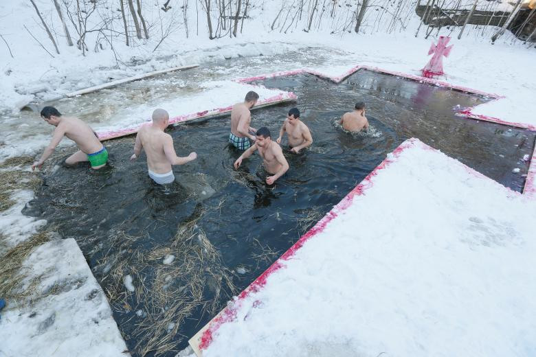 Nguoi Chinh thong giao ngam minh trong “nuoc da” mung Le Hien Linh-Hinh-11