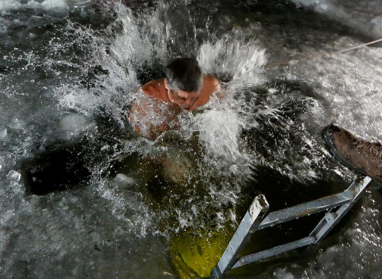Nguoi Chinh thong giao ngam minh trong “nuoc da” mung Le Hien Linh-Hinh-6