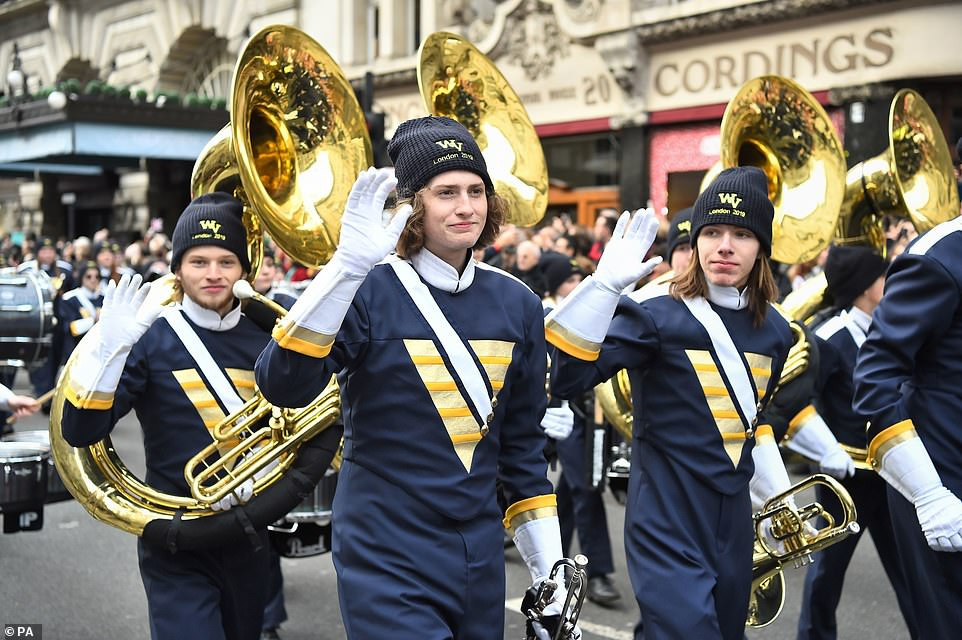 Một ban nhạc tham gia buổi lễ diễu hành ngày đầu Năm mới 2019 vẫy chào đám đông.