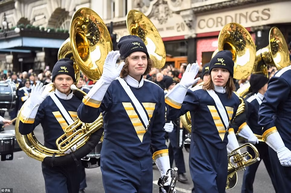 Hoanh trang le dieu hanh ngay dau Nam moi 2019 o London-Hinh-6