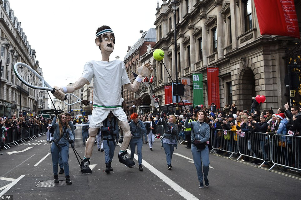 Hình nộm một vận động viên tennis khổng lồ được diễu hành trên đường phố London ngày 1/1/2019.
