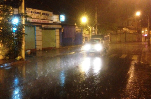 Nguoi Sai Gon sung suong don mua “vang” giua dem khuya