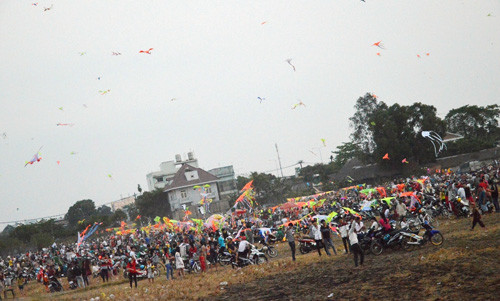 Vi sao dieu khung dut duoi van cuon duoc be trai len troi?