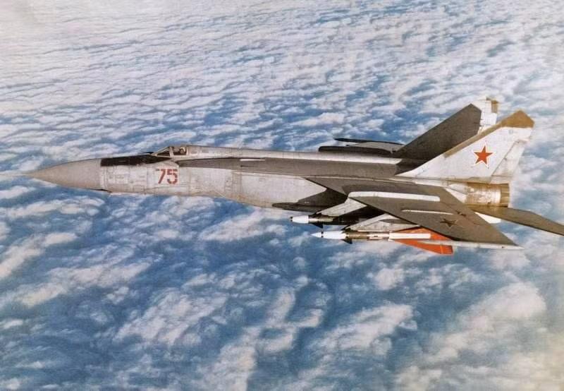 Trong nhiệm vụ không đối không, MiG-25 có thể triển khai tổng cộng 2 tên lửa tự dẫn radar R-40R (tầm bắn đến 80km) và 2 tên lửa tự dẫn hồng ngoại R-40T có tầm phóng đến 50km. Nguồn ảnh: Wikipedia