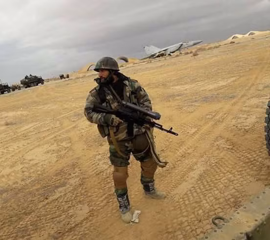 Góc ảnh một chiếc MiG-25 khác nằm ngoài các hangar bảo vệ máy bay chiến đấu tại căn cứ T4. Nguồn ảnh: SyriaL