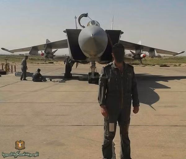 Trước đó, cũng tại T4 từng xuất hiện những bức ảnh về tiêm kích nhanh nhất thế giới MiG-25 được đeo vũ khí, nắp buồng lái mở cho thấy khả năng loại máy bay này còn hoạt động. Nguồn ảnh: Oryx