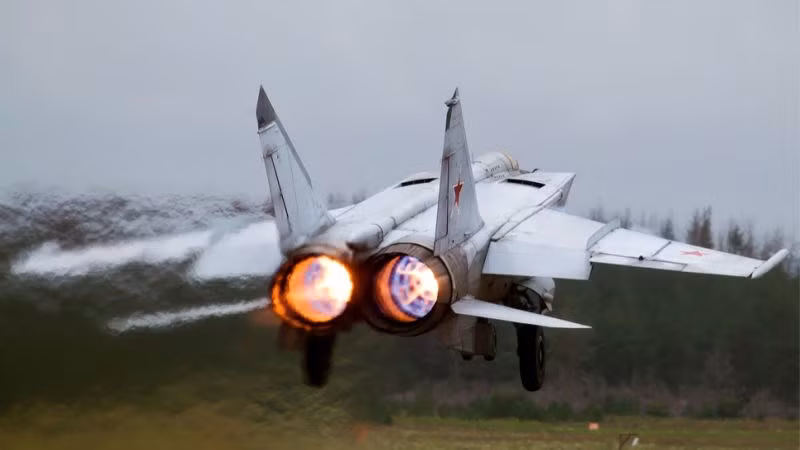 Với “tốc độ bá đạo”, hầu như không có bất kỳ máy bay chiến đấu nào của Mỹ-Israel gồm cả F-22 và F-35 đuổi kịp được MiG-25. Với chiến thuật du kích, bắn tên lửa xong rồi chuồn, MiG-25 là đối thủ khó chịu. Nguồn ảnh: Wikipedia