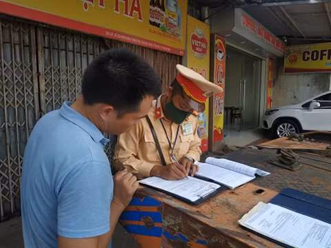 Đại úy Luyến còn cho biết thêm: "Tuy nhiên, việc xử phạt các xe tải quá trọng lượng cũng chỉ là một trong những chuyên đề của chúng tôi thực hiện. Còn nhiều việc khác phải làm. Những tài xế lái xe tải vi phạm đã lợi dụng sơ hở như các tổ tuần tra giao ca để chạy, có những khi những lái xe này còn cử người theo dõi mọi hoạt động của chúng tôi để nhằm thoát thân đi tuyến đường khác". 