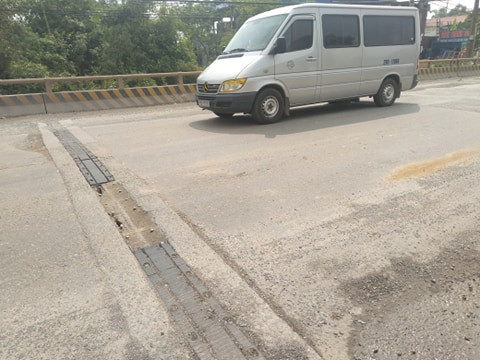 Trước tình trạng xe quá tải chạy qua địa bàn mình quản lý nhận được phản ánh từ báo chí Đội CSGT số 11 (CA TP Hà Nội) đã huy động lực lượng xử lý xe chở quá tải, quá khổ trái phép đi qua khu vực xã Phú Cát, Hòa Thạch, huyện Quốc Oai.