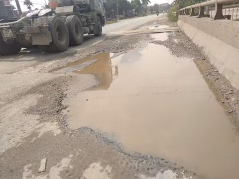 Theo quan sát của PV Kiến Thức ngày 29/7/2020, 2 cây cầu Cầu Đồng Răm và Cầu Vai Réo tại nơi đây đang xuống cấp trầm trọng xuất hiện nhiều "ổ gà", xe đi qua khói bụi mù mịt gây ô nhiễm môi trường. Nhiều chỗ còn phải để những miếng sắt lên trên cho đỡ đi vào những chỗ ổ gà.