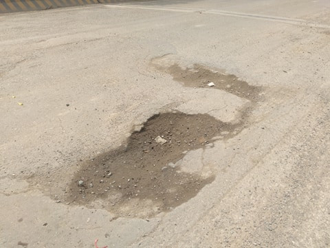 Nhiều chiếc xe quá khổ, quá tải chở đất đá, cát sỏi cao ngất ngưởng, ngày ngày nối nhau qua những chiếc cầu này khiến cho cầu bị rung lắc, xuống cấp. 