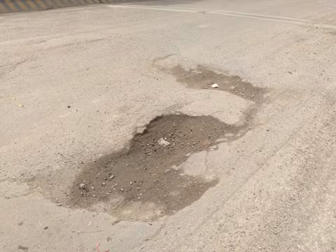 Nhiều chiếc xe quá khổ, quá tải chở đất đá, cát sỏi cao ngất ngưởng, ngày ngày nối nhau qua những chiếc cầu này khiến cho cầu bị rung lắc, xuống cấp. 