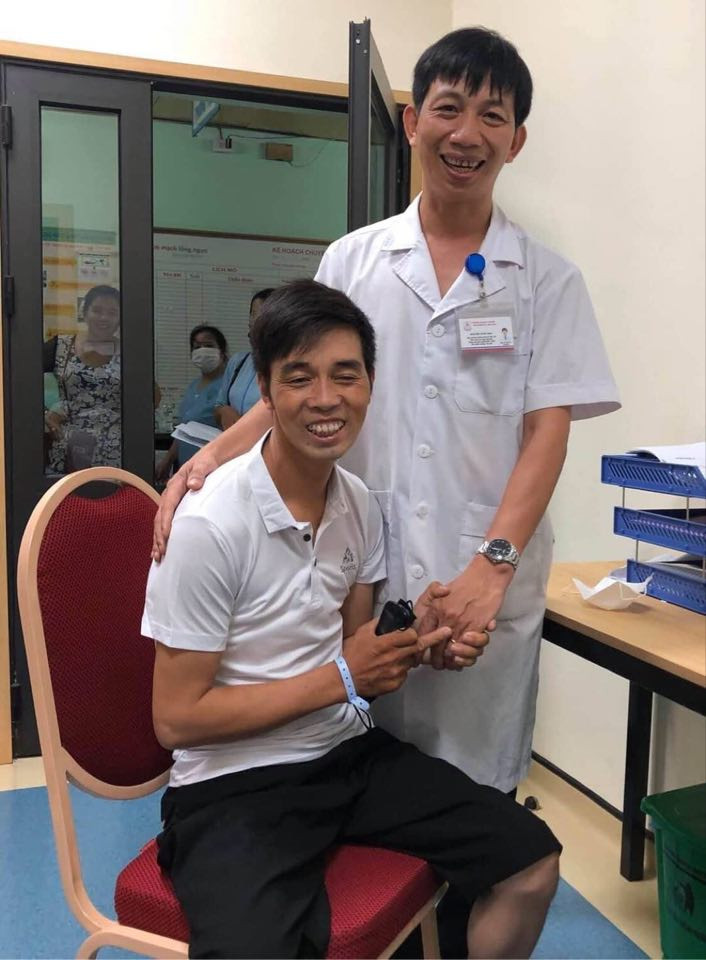 Tai xe Grab bi cuop dam giua dem o Ha Noi: Suc khoe gio ra sao?-Hinh-2