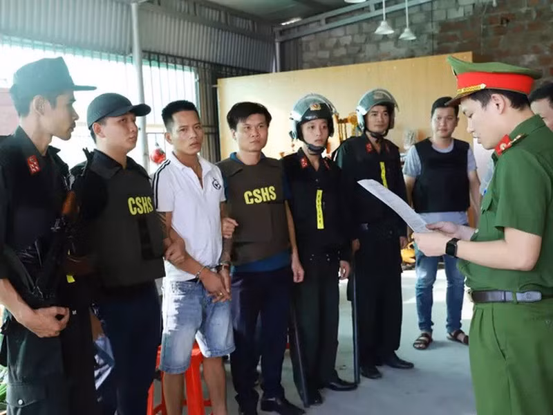  4. 50 cảnh sát cơ động vây bắt băng bảo kê trước nhà máy Formosa: Ngày 30/7, Công an tỉnh Hà Tĩnh, cho biết đơn vị vừa khởi tố 9 bị can với hai tội Cưỡng đoạt tài sản và Đánh bạc trước khu vực trước cổng nhà máy Formosa. Đây là băng nhóm bảo kê khiến nhiều người dân và hộ kinh doanh khu vực này hoang mang từ lâu nay. Theo đó, khoảng 5h30 ngày 23/7, hơn 50 cán bộ chiến sĩ thuộc Phòng Cảnh sát hình sự, Phòng Cảnh sát cơ động Công an tỉnh và Công an thị xã Kỳ Anh chia thành các mũi cùng áp sát và bắt giữ hai nhóm tội phạm.