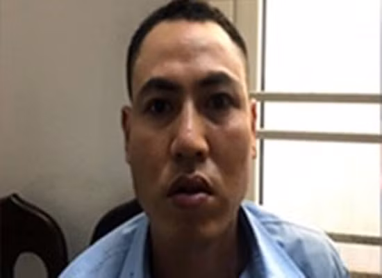  5. Đâm gục bạn gái vì không chịu nối lại tình cảm: Ngày 30/7, Công an quận Hà Đông, Hà Nội cho biết đang tạm giữ hình sự đối tượng Quách Quốc Hoàng (SN 1986, trú tại xã Đức Hòa, huyện Sóc Sơn, TP. Hà Nội) để điều tra vụ đâm cô gái trọng thương. Khuya ngày 29/7, Hoàng đến gặp chị H. để nói chuyện nhưng chị H. vẫn không đồng ý quay lại. Bực tức nên khi thấy chị H. mở cửa dắt xe máy từ vỉa hè vào nhà để đi ngủ, Hoàng liền tiến lại, rút dao đâm liên tiếp nhiều nhát vào bụng, người của chị H. khiến nạn nhân trọng thương.