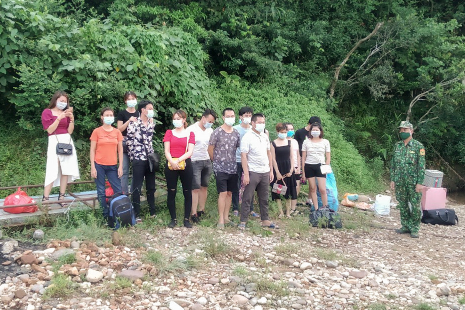  6. Bắt giữ 16 đối tượng người Việt Nam nhập cảnh trái phép: Khoảng 15h20, ngày 30/7, tại thôn Lục Phủ, xã Bắc Sơn (TP Móng Cái, tỉnh Quảng Ninh), lực lượng chức năng đã bắt giữ 16 đối tượng người Việt Nam nhập cảnh trái phép qua sông biên giới. 16 đối tượng gồm 10 nữ, 6 nam. Các đối tượng khai nhận trước đó đã nhập cảnh trái phép sang Trung Quốc qua các đường mòn, lối mở các tỉnh Lạng Sơn, Hà Giang, Cao Bằng để lao động trái phép tại một số xưởng sản xuất bên Trung Quốc.