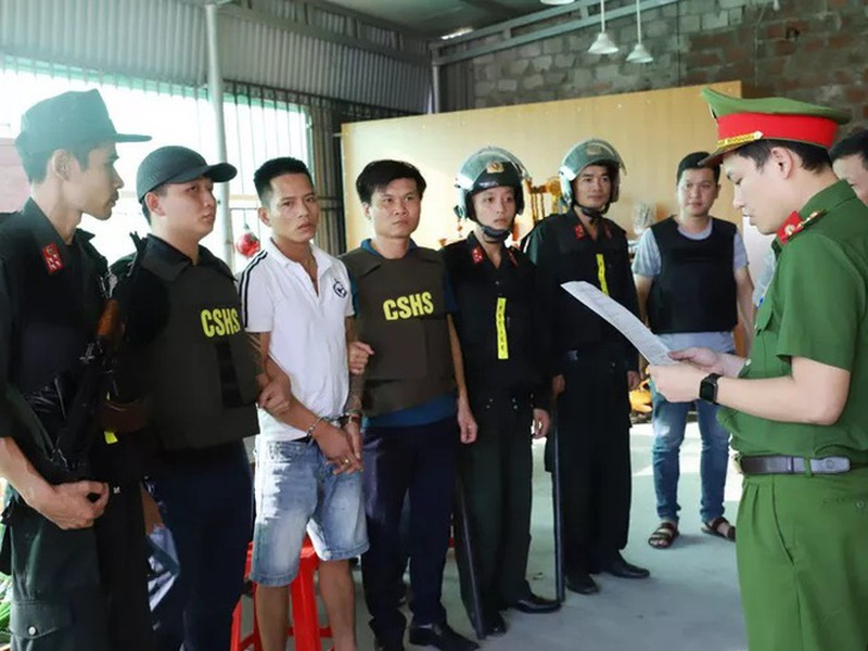  4. 50 cảnh sát cơ động vây bắt băng bảo kê trước nhà máy Formosa: Ngày 30/7, Công an tỉnh Hà Tĩnh, cho biết đơn vị vừa khởi tố 9 bị can với hai tội Cưỡng đoạt tài sản và Đánh bạc trước khu vực trước cổng nhà máy Formosa. Đây là băng nhóm bảo kê khiến nhiều người dân và hộ kinh doanh khu vực này hoang mang từ lâu nay. Theo đó, khoảng 5h30 ngày 23/7, hơn 50 cán bộ chiến sĩ thuộc Phòng Cảnh sát hình sự, Phòng Cảnh sát cơ động Công an tỉnh và Công an thị xã Kỳ Anh chia thành các mũi cùng áp sát và bắt giữ hai nhóm tội phạm.