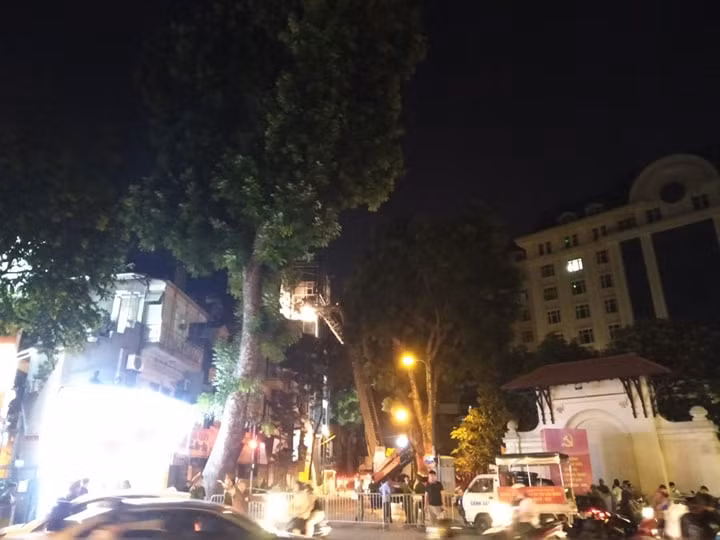 Được biết, vụ sập thang lắp kính ở Hà Nội khiến 3 người chết xảy ra tại khách sạn Hướng Dương số nhà 18 Nguyễn Công Trứ, phường Phạm Đình Hổ, quận Hai Bà Trưng (Hà Nội).