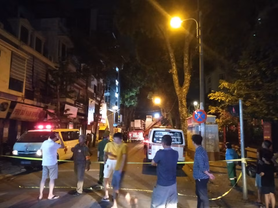 Hiện vụ sập thang lắp kính ở Hà Nội khiến 3 người chết đang được cơ quan chức năng điều tra, làm rõ. >>> Xem thêm video: Xét xử vụ sập giàn giáo Formosa 13 người chết. Nguồn: VTC 1.