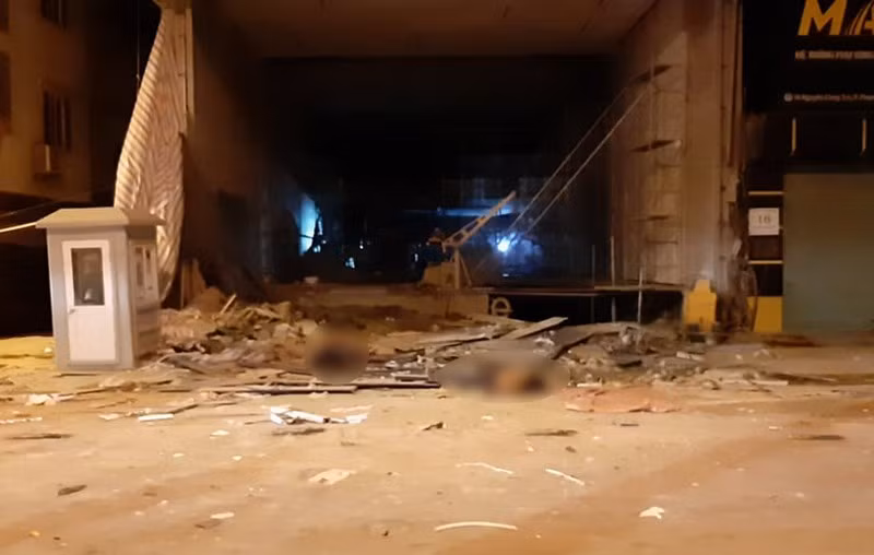 Nguyên nhân ban đầu, tại khách sạn trên các công nhân đang dùng thang tời sửa sang phần ngoại thất bất ngờ đứt cáp khiến nhiều người rơi xuống đường. Vị trí thang tời ở khoảng tầng 7 toà nhà. Tại hiện trường có nhiều người nằm la liệt dưới đường đang chờ khám nghiệm để xe cấp cứu đưa đi.