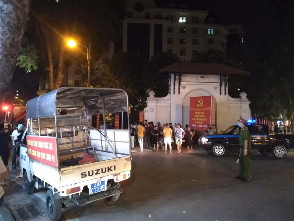 Nhận được tin báo, lực lượng cứu hộ nhanh chóng tiếp cận các tầng phía trên của công trình để kiểm tra, tìm nạn nhân. 