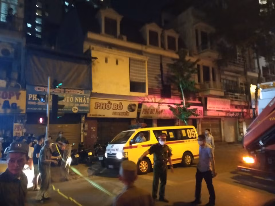 Anh hien truong tang thuong vu sap thang lap kinh o Ha Noi, 3 nguoi chet