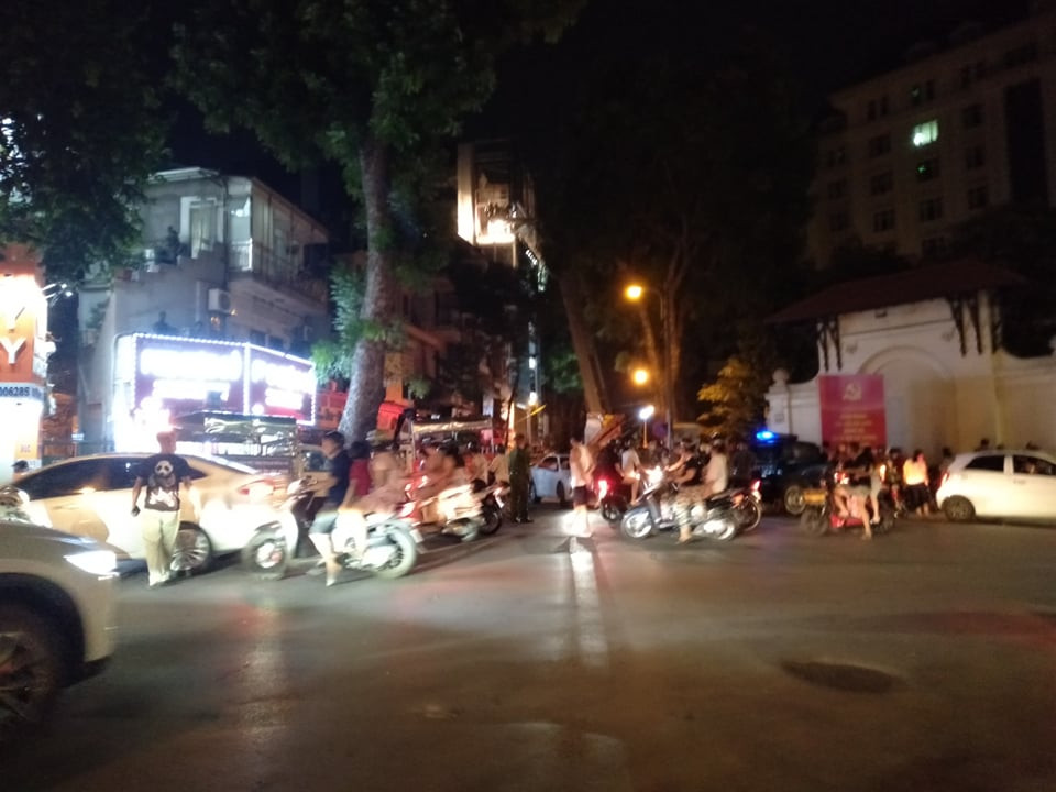 Theo một số nhân chứng cho biết vụ việc xảy ra khoảng 20h20, thang lắp kính bị gãy nằm ngoài tầng 6 của tòa nhà số 16 Nguyễn Công Trứ (quận Hai Bà Trưng, Hà Nội). Sau đó, một số người rơi xuống đất nằm bất tỉnh.