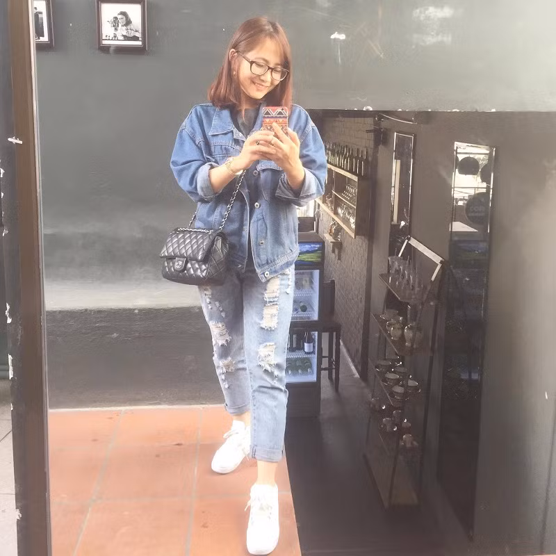 Không chỉ ăn gian tuổi nhờ gương mặt, Trần Thơ còn biết cách “giấu tuổi” qua style thời trang của mình. Trong tủ áo quần của Trần Thơ đa phần là là những bộ cánh năng động, cực trẻ trung.