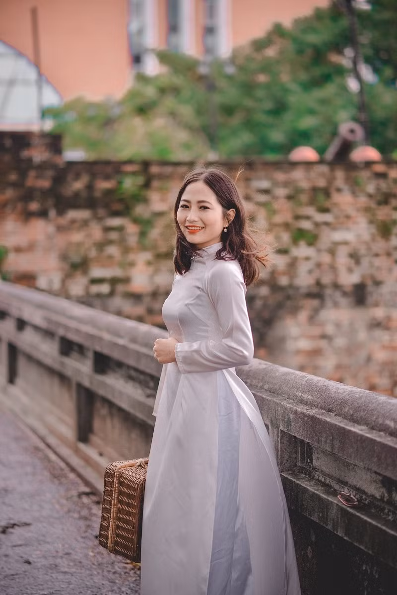 Chia sẻ về phong cách thời trang bản thân, Thơ nói: “Mình cũng không theo một phong cách cố định nào, tủ đồ của mình chủ yếu đáp ứng được tiêu chí thoải mái, dễ chịu và hợp thời. Là tín đồ thời trang nên mình cũng hay cập nhật các xu hướng giới trẻ tuy nhiên không vì thế mà mình chạy theo mốt, mình chỉ mua khi mình thấy nó hợp với bản thân mình. Đặc biệt mình sẽ nói không với phong cách sexy vì mình thấy phong cách này không hợp với vóc dáng, gương mặt và cả tính cách của mình”.