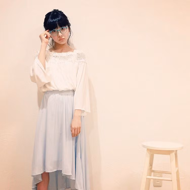 Mặc dù vậy, nhiều ý kiến chỉ trích cũng xuất hiện khi cho rằng ở độ tuổi này chỉ nên lo học. Việc gắn liền hình ảnh một cô bé 13 tuổi với sự quyến rũ của ngành người mẫu sẽ dẫn đến những suy nghĩ sai lệch.