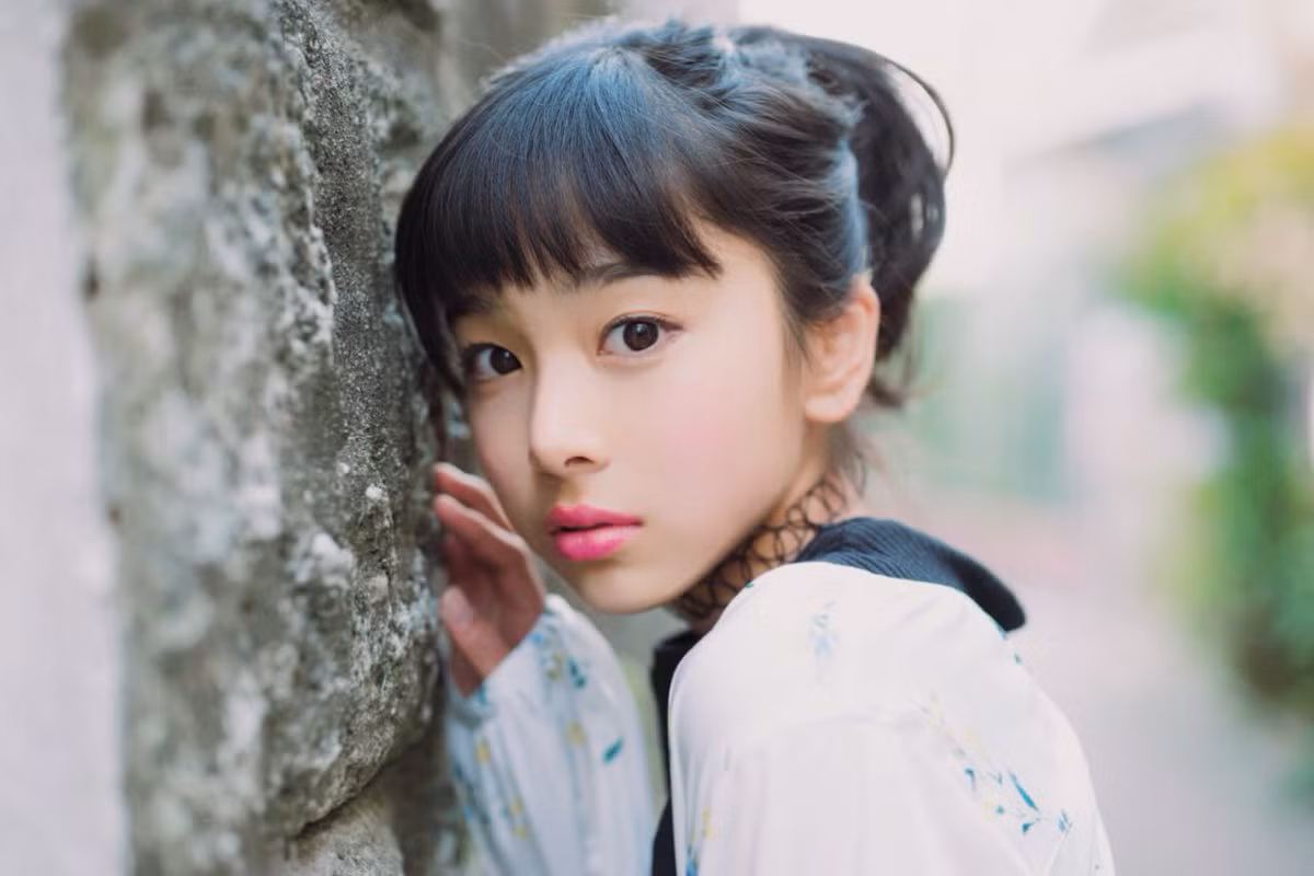 Giữa một rừng những người mẫu chuyên nghiệp với thân hình quyến rũ chết người, "nữ hoàng đường đua Nhật Bản" vẫn tự tin thể hiện nét đẹp của mình.