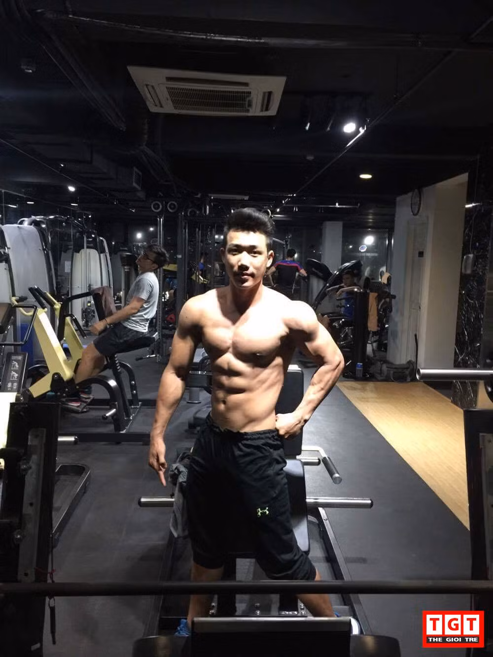 Cái tên nick name Tuấn PT đã nói lên công việc hiện tại của chàng trai này đó là làm huấn luyện viên cá nhân tại một phòng tập gym khá lớn ở Sài Thành. 9x còn cho thấy sự đa tài của mình khi biết tận dụng lợi thế ngoại hình mà bản thân có được anh chàng ngoài công việc huấn luyện viên còn đi làm mẫu cho một số shop thời trang nam có tiếng dành cho giới trẻ và dân gym.