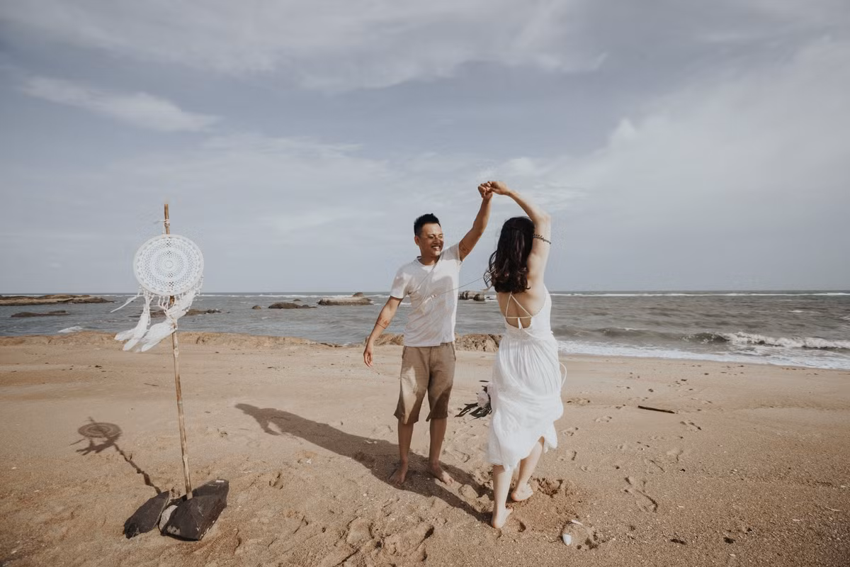 Vốn yêu thích phong cách tự do, phóng khoáng, cặp đôi Phạm Hường – Thành Công đã lặn lội bay từ Hà Nội vào Sài Gòn để thực hiện bộ ảnh cưới độc đáo mang phong cách Bohemian. Khoác lên mình những bộ trang phục ấn tượng như những người thuộc một bộ tộc thổ dân da đỏ, đôi bạn trẻ đã có cơ hội thể hiện tình yêu và kỷ niệm khoảnh khắc hạnh phúc bên nhau theo cách ấn tượng nhất có thể.