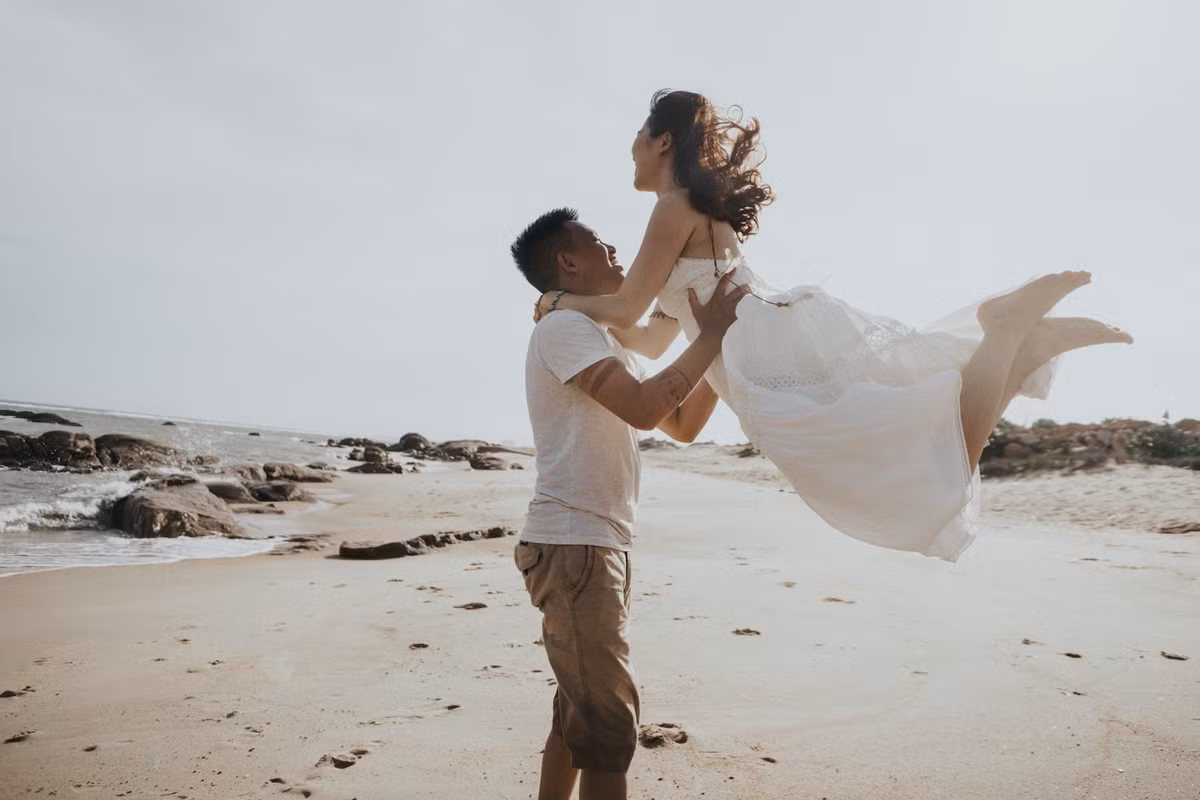 Được biết, để có những góc ảnh ấn tượng, toàn bộ trang phục và phụ kiện được ekip chụp ảnh cưới mang từ Thái Lan về, ngoài ra nhiếp ảnh gia cũng tự tay “xăm” những hình xăm độc đáo lên thân hình cô dâu chú rể để “hô biến” họ trở thành cặp đôi da đỏ thực thụ.