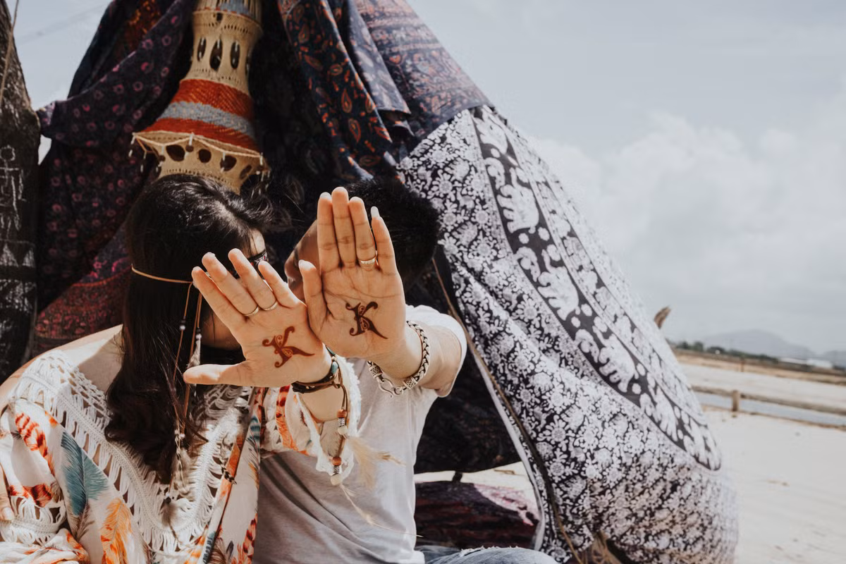 “Ngày đó, mình còn đi học nhưng vẫn đi làm thêm, hôm nào nắng nôi hay mưa bão đều có anh đưa đi rồi đón về cẩn thận, dù anh cũng vẫn còn công việc của anh. Rồi cùng năm đó, tháng lương đầu tiên đi làm của anh được 1050 ngàn đồng, chưa kịp lấy lương đã đi mua tặng mình một chiếc váy có giá 550 ngàn đồng lận. Cách đây 5 năm thì số tiền mua sắm này đối với sinh viên quá là xa xỉ rồi”, Hường bồi hồi nhớ lại.