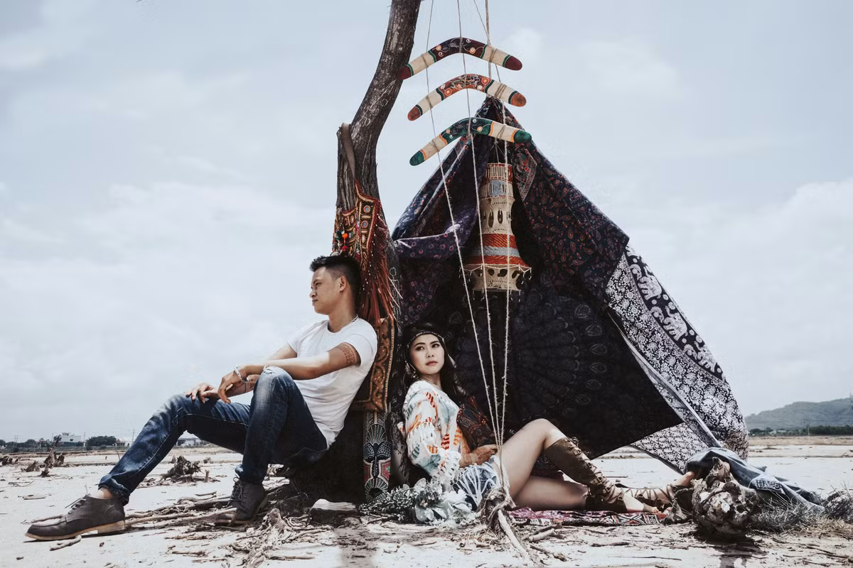 “Mình có tính hay làm nũng, suốt ngày hỏi đi hỏi lại một câu cả mấy chục lần rằng anh có yêu em không, chỉ để nghe trả lời là có. Hôm đó, anh ấy cũng chỉ hỏi như bình thường là: yêu anh không. Mình thì đang chăm chú nhìn điện thoại nên trả lời có, ngẩng lên đã thấy nhẫn trước mặt rồi. Thế mà trước đó, anh ấy còn nói với mình rằng vì chưa có tiền mua nhẫn nên cầu hôn sẽ tạm thời nợ nhé. Vì vậy mà, lần cầu hôn này mình thực sự bất ngờ và hạnh phúc lắm”, cô dâu mới bộc bạch.