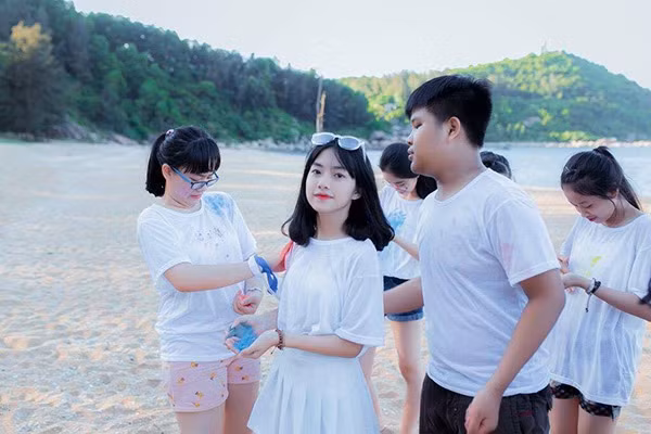 Ngắm những hình ảnh chụp Quỳnh Anh, người xem dễ dàng nhận ra những nét đáng yêu trên khuôn mặt của cô bạn. Đó là sống mũi cao, môi trái tim, răng khểnh với nụ cười duyên mà chiếc má lúm không thấy rõ.