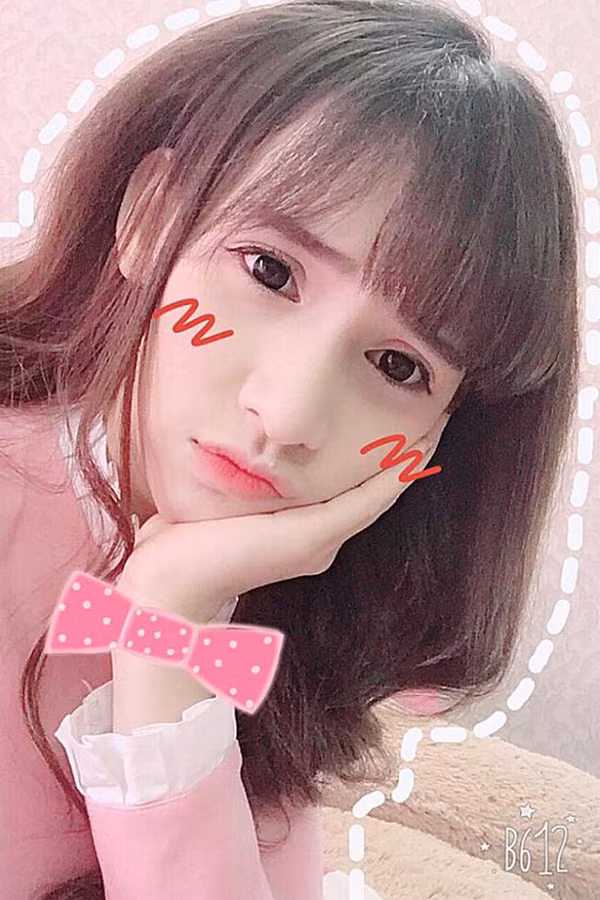 Hiện tại, Hoàng Ân đang vùa học vừa làm. Cô bạn đang nỗ lực để thực hiện giấc mơ trở thành chủ shop thời trang trong thời gian tới.