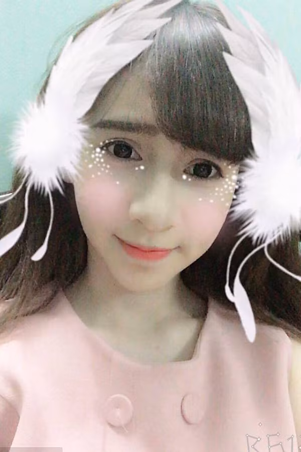 Sở thích của Hoàng Ân là xem phim, nghe nhạc và dạo phố. Đặc biệt, cô nữ sinh này có thể cover được ngay một ca khúc chỉ sau vài lần nghe.