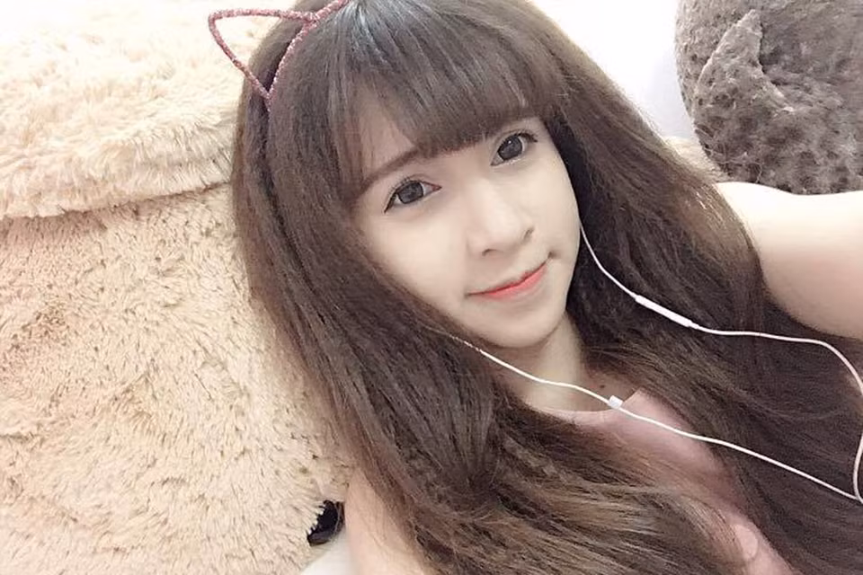 'Mọi người hay bảo lần đầu gặp mình, thấy có nét lai tây. Nhưng mà ba mẹ mình thì đều là người Việt Nam. Nhiều khi mình cũng đùa, nói lai Việt - Mỹ thì nhiều bạn vẫn tin' - Ân kể.