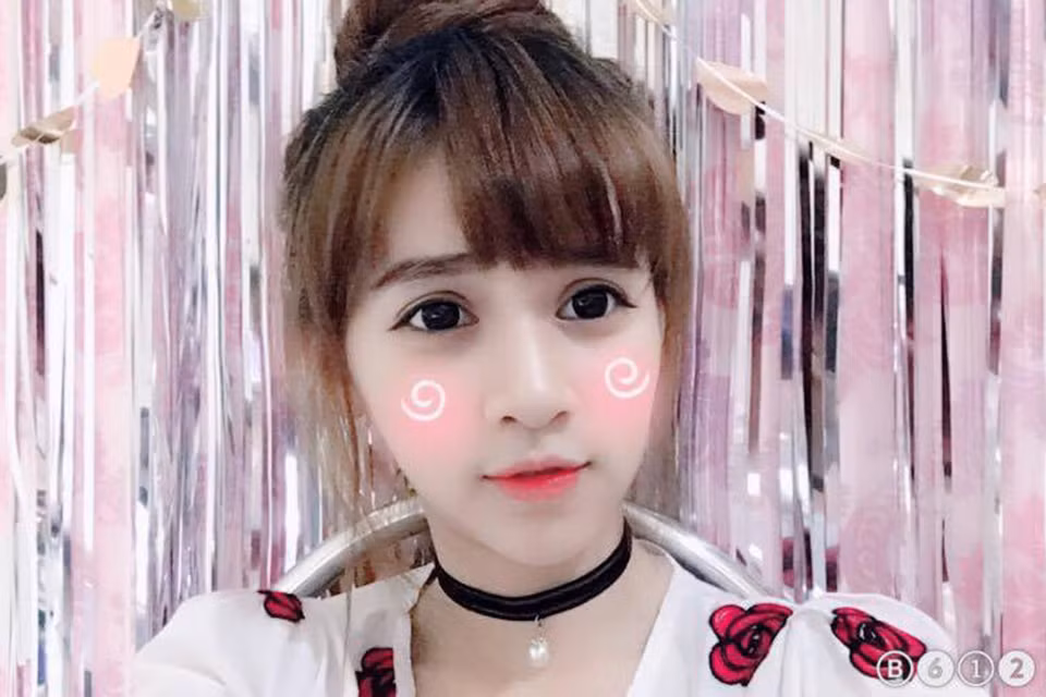 Hoàng Ân sở hữu chiều cao 1m60 và cân nặng 45kg. Phong cách thời trang cô nàng lựa chọn khi năng động, khi lại khá 'bánh bèo'.