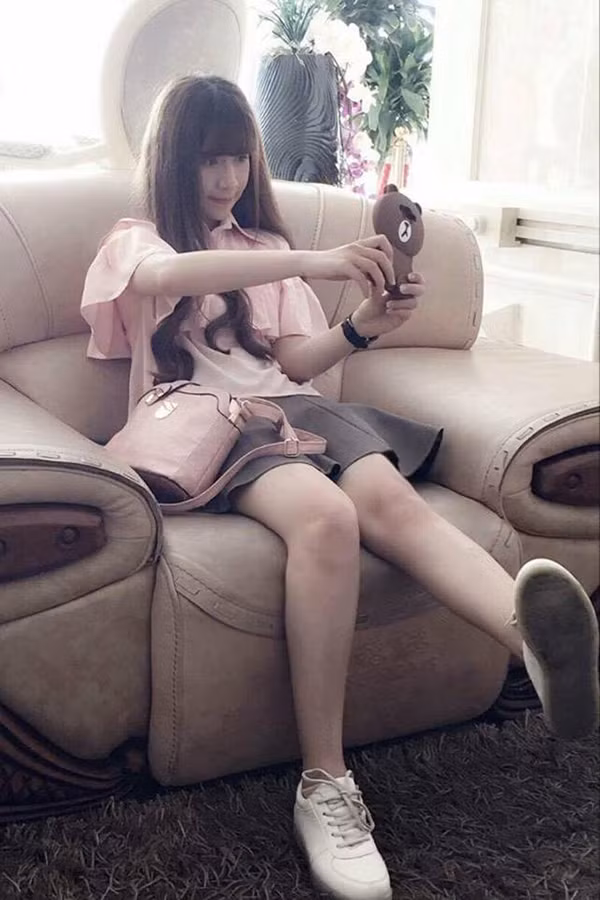 Cô nàng có vẻ hợp với phong cách nữ tính, dịu dàng.