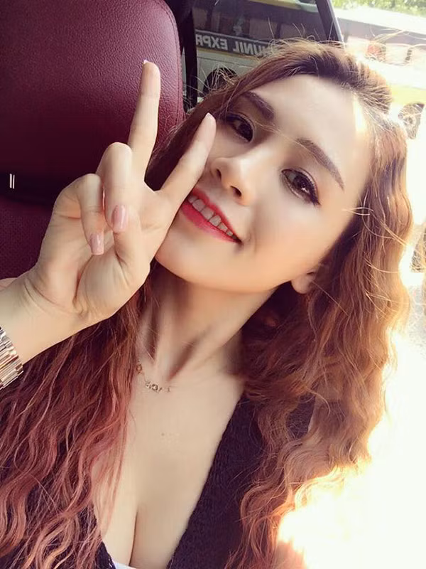 Hương cho biết, cô bạn đã phải nhờ bạn của mình ra tiệm để mua vải và thiết kế, sau đó mới in sao vàng lên. Sống ở Hàn Quốc khá nhiều năm, Hương luôn cố gắng chăm sóc bản thân và làm bật lên những nét nổi bật về ngoài hình để khi nhìn vào, người đối diện có thể đoán được cô là người Việt Nam. 'Mình mặc trang phục kia đi cổ vũ cũng chỉ mong muốn mọi người biết đến đất nước chúng ta, để họ hiểu rằng người Việt Nam không thua kém bất kì ai trên thế giới' - Hương chia sẻ.