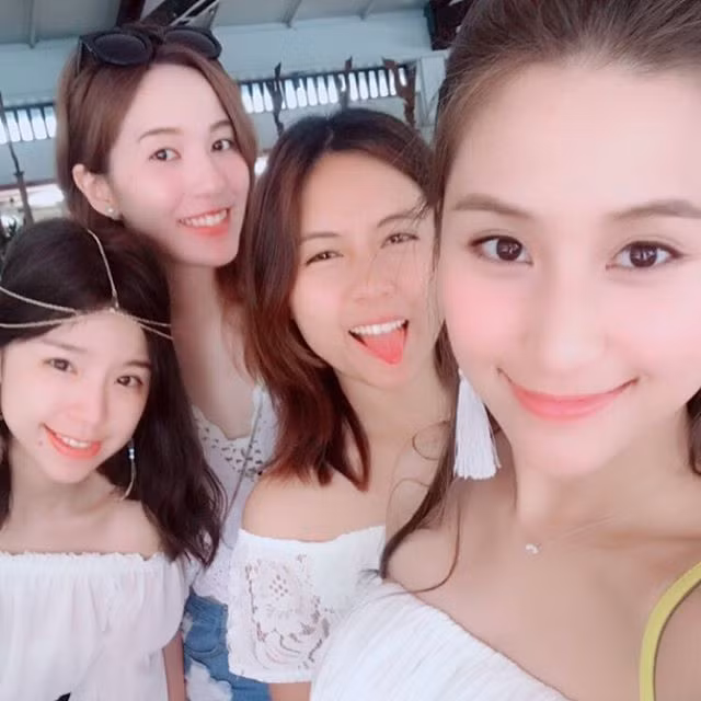 Khác với các thiên kim tiểu thư hay hội con nhà giàu đình đám, 9X có cuộc sống kín đáo. Cô không thích phô trương gia thế. Thay vào đó, trang cá nhân của Laurinda ngập tràn hình ảnh về gia đình, bạn bè.