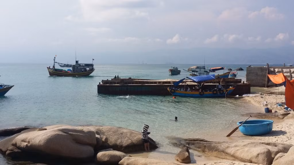 Nơi cắm trại cũng là khu vực tập trung nhiều ghe thuyền. Dựng lều ở đây, bạn có thể nghỉ ngơi, ăn uống và tắm biển.