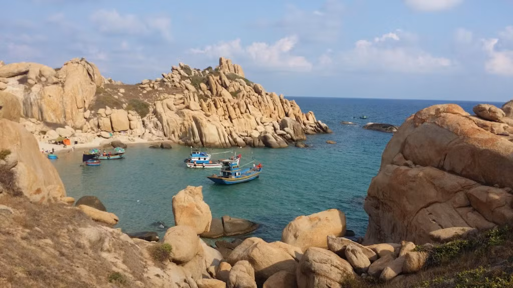 Bãi tắm tiên khá nổi tiếng, được bao bọc quanh những núi đá hình thù độc đáo.