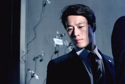 Ở tuổi 36, chàng vệ sĩ đẹp trai này là cha của 2 cô công chúa.