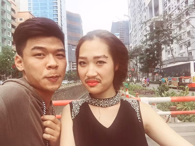 Khác với hình ảnh của cô gái xinh đẹp, quyến rũ.. trong các tập phim, khán giả quen với hình ảnh của một Thương Cin "bựa bựa", “dở dở ương ương” và luôn có nhiều “quái chiêu” để pha trò cho mọi người.