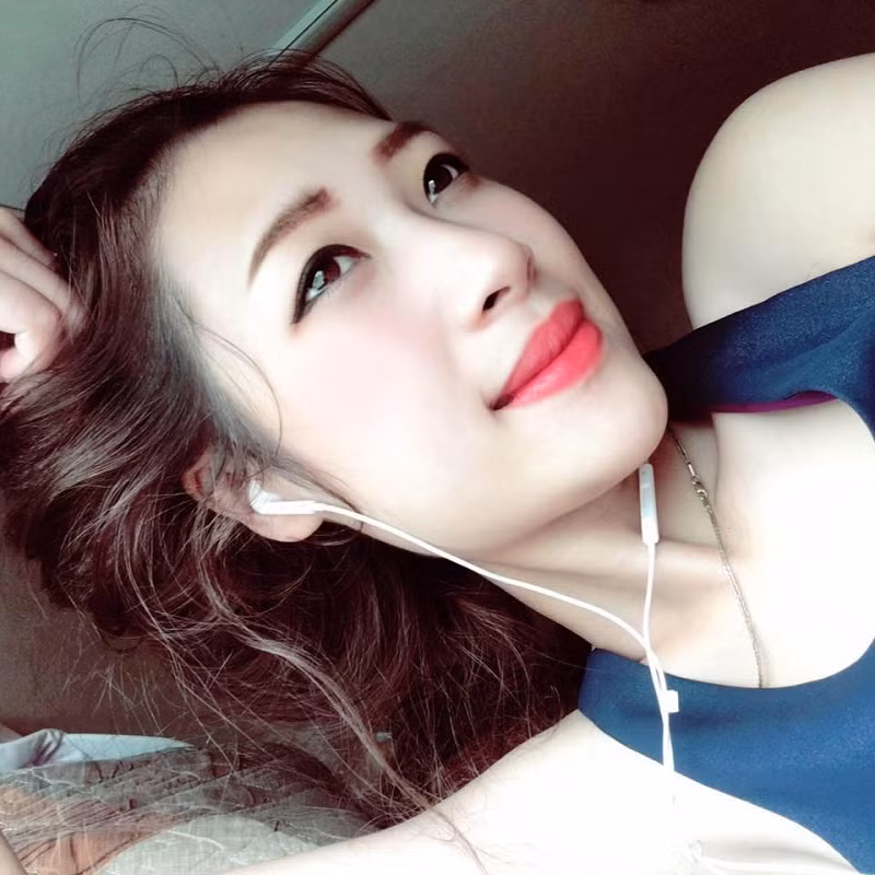 Mới tốt nghiệp ĐH Sân khấu Điện ảnh cách đây chưa lâu, Thương Cin chia sẻ, thời gian này cô nàng muốn tập trung lên kế hoạch cho bản thân. Mục tiêu của cô hot girl xinh đẹp Thương Cin hướng đến là trở thành một diễn viên hài nổi tiếng, đưa văn hóa dân tộc đến gần hơn với giới trẻ.